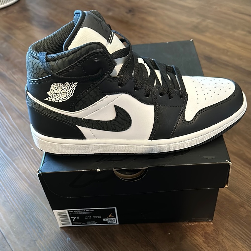 *New* Jordan 1 Mid SE